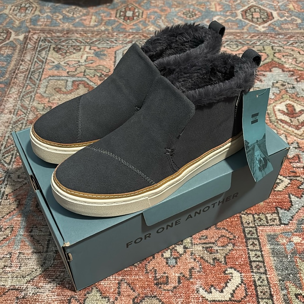 NWT TOMS Paxton Slip-On Chukka Sneaker